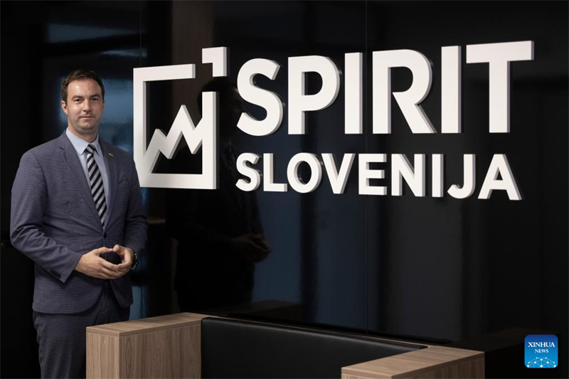 Ο Ροκ Καπλ (Rok Capl), επικεφαλ?? του σλοβενικο? οργανισμο? για την αν?πτυξη επιχειρ?σεων SPIRIT και υπε?θυνο? για την προ?θηση των επιχειρ?σεων τη? χ?ρα? στο εξωτερικ? στι? 24 Οκτωβρ?ου κατ? την συν?ντευξ? του στη Λουμπλι?να τη? Σλοβεν?α?, 24/10/2024. Φωτογραφ?α: Xinhua