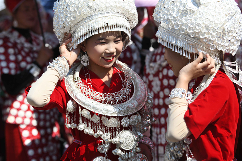 Χορ?? με στολ?? καλωσορ?ζει το Φεστιβ?λ Λουσ?νγκ