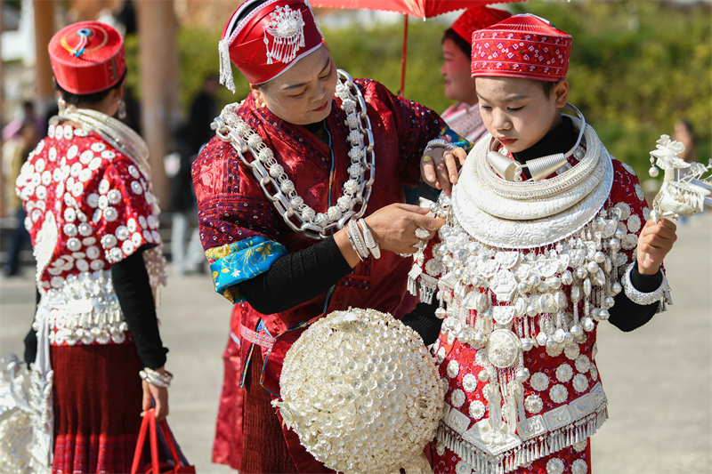 Χορ?? με στολ?? καλωσορ?ζει το Φεστιβ?λ Λουσ?νγκ