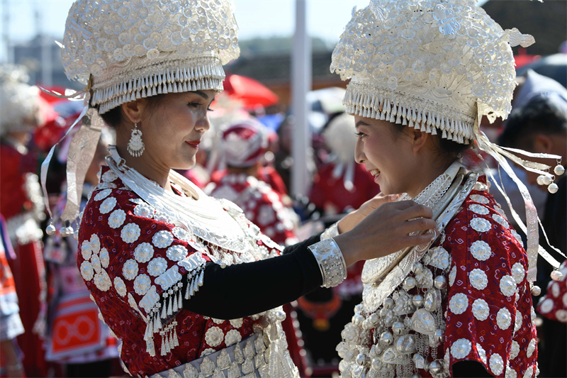 Χορ?? με στολ?? καλωσορ?ζει το Φεστιβ?λ Λουσ?νγκ