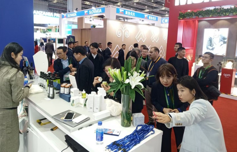 Στο Ελληνικ? περ?πτερο στην CIIE: ?Εκε? που η ιστορ?α συναντ? την καινοτομ?α?