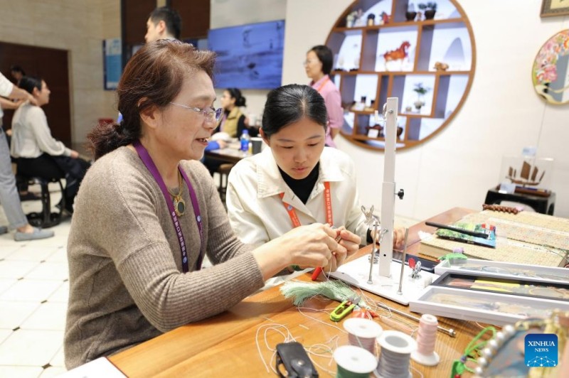 H 7η Διεθν?? ?κθεση Εισαγωγ?ν τη? Κ?να? διοργαν?νει ποικ?λε? πολιτιστικ?? δραστηρι?τητε? για την προ?θηση των ανταλλαγ?ν μεταξ? ανθρ?πων