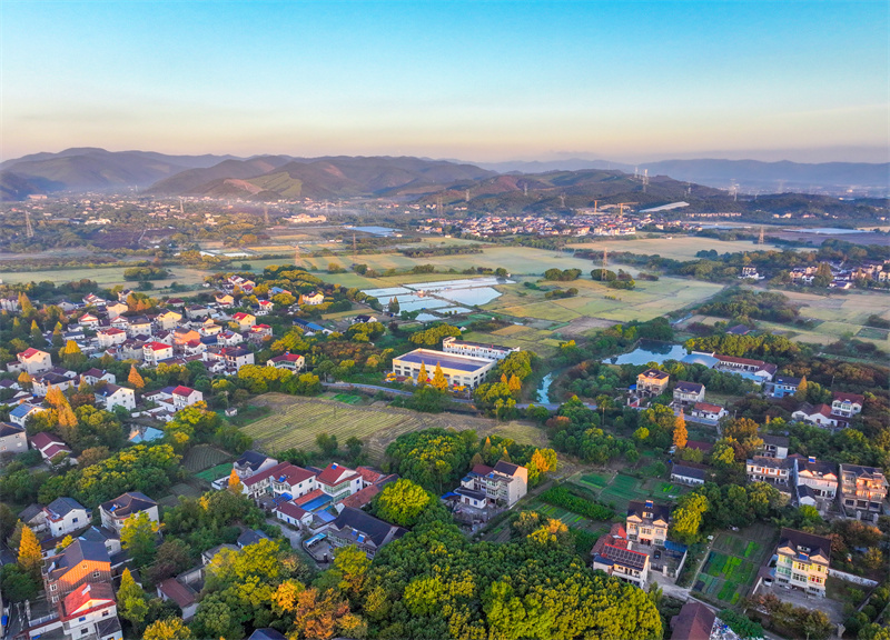 Γραφικ? πρωιν? εξοχ? το φθιν?πωρο