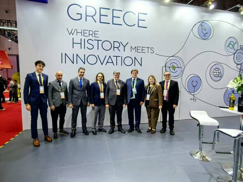 ?λληνε? αξιωματο?χοι στη CIIE?με το περ?πτερο τη? Ελλ?δα? να κεντρ?ζει συνεχ?? τα βλ?μματα των επισκεπτ?ν τη? ?κθεση?