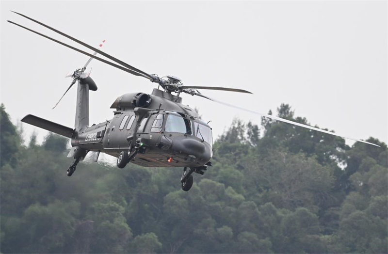 Εκπαιδευτικ?? ασκ?σει? προσομο?ωση? για το επικε?μενο Airshow China στην π?λη Ζουχ?ι