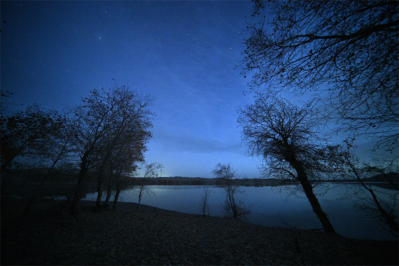 Ο ?ναστρο? ουραν?? π?νω απ? τη λ?μνη Λουομπο? στι? αρχ?? του χειμ?να ε?ναι εκθαμβωτικ??