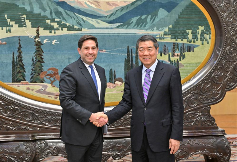 Ο Κιν?ζο? Αντιπρ?εδρο? He Lifeng, επ?ση? μ?λο? του Πολιτικο? Γραφε?ου τη? Κεντρικ?? Επιτροπ?? του Κομμουνιστικο? Κ?μματο? Κ?να?, συναντ?ται με τον Andrew Schlossberg, Πρ?εδρο και Διευθ?νοντα Σ?μβουλο τη? Invesco, στο Μ?γαρο του Λαο? στο Πεκ?νο, πρωτε?ουσα τη? Κ?να?, 12/11/2024. Φωτογραφ?α: Xinhua