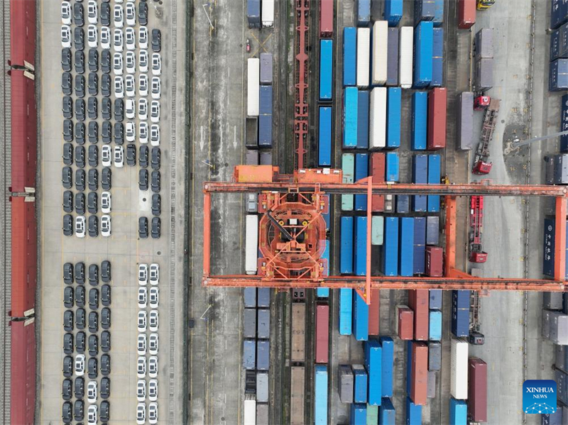 Τσενγκντο? και Τσονγκκ?νγκ διαχειρ?ζονται συνολικ? π?νω απ? 36.000 εμπορικ? σιδηροδρομικ? δρομολ?για μεταξ? Κ?να?-Ευρ?πη?