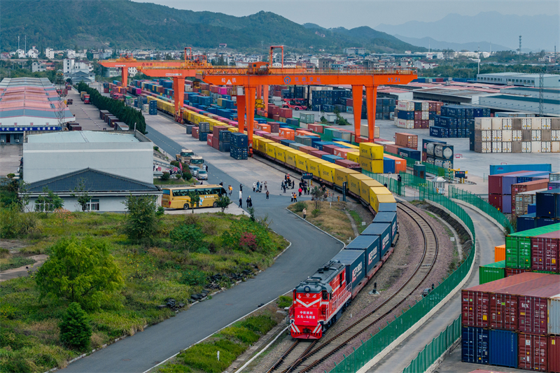 Η αμαξοστοιχ?α εξπρ?? Γιγο? Κ?να?-Ευρ?πη? γιορτ?ζει τη 10η επ?τειο