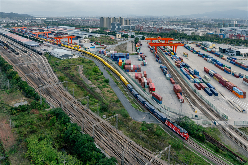 Η αμαξοστοιχ?α εξπρ?? Γιγο? Κ?να?-Ευρ?πη? γιορτ?ζει τη 10η επ?τειο