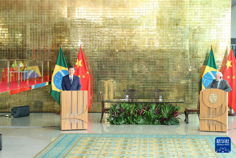 Οι Πρ?εδροι τη? Κ?να? και τη? Βραζιλ?α? παρευρ?σκονται στην τελετ? υπογραφ?? και συναντο?ν τον Τ?πο