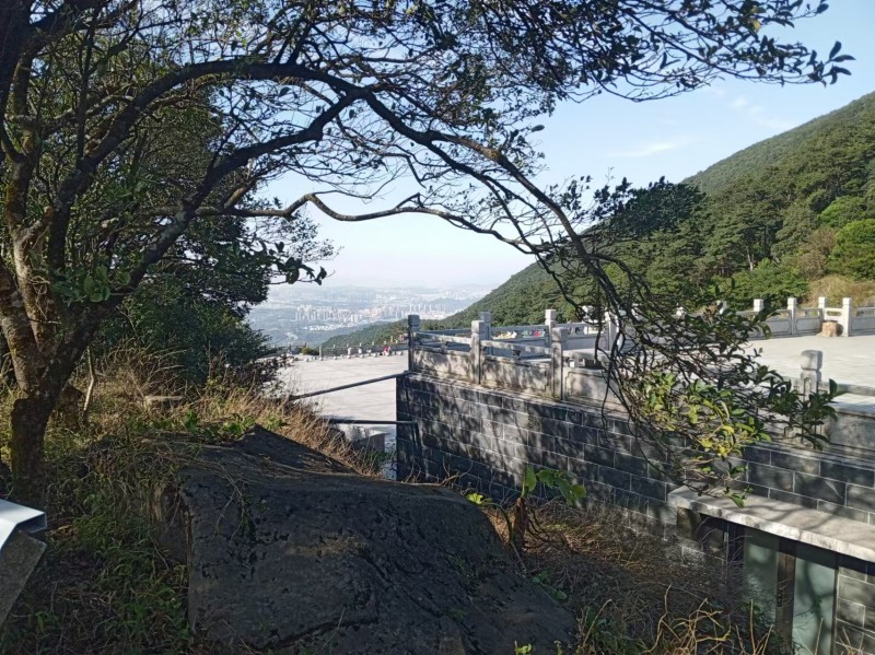 Τα φυσικ? θα?ματα και το τοπ?ο τη? π?λη? του βουνο? Γουτ?νγκ