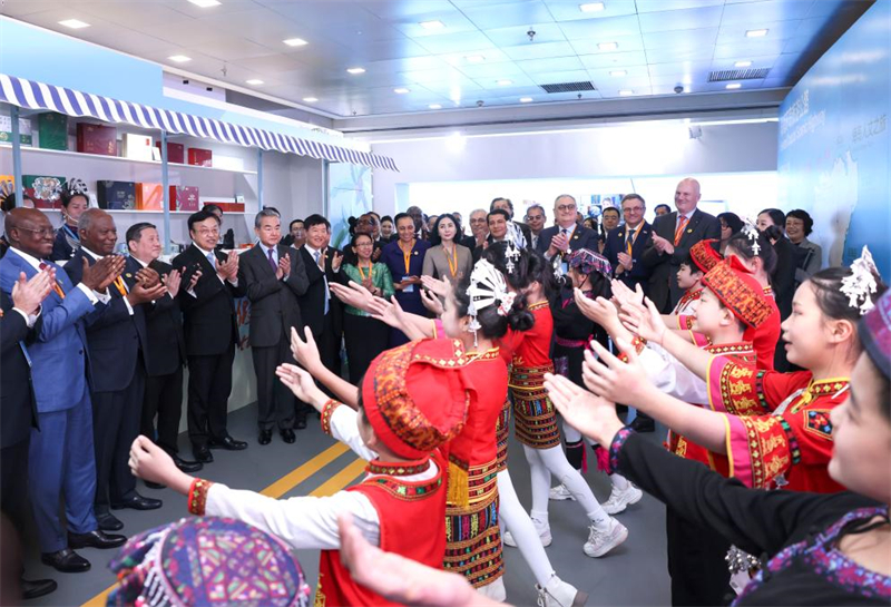 Ο Κιν?ζο? υπουργ?? Εξωτερικ?ν Γου?νγκ Γι, επ?ση? μ?λο? του Πολιτικο? Γραφε?ου τη? Κεντρικ?? Επιτροπ?? του Κομμουνιστικο? Κ?μματο? τη? Κ?να?, παρακολουθε? μια παρ?σταση με του? παρευρισκ?μενου? σε μια διαφημιστικ? εκδ?λωση που διοργ?νωσε το Υπουργε?ο Εξωτερικ?ν για την παρουσ?αση του Λιμ?να Ελε?θερου Εμπορ?ου του Χα?ν?ν στον κ?σμο στο Πεκ?νο, πρωτε?ουσα τη? Κ?να?, 4 Δεκεμβρ?ου 2024. (Φωτογραφ?α / Xinhua)