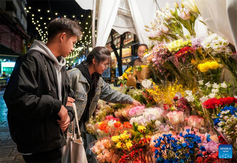 Η π?λη Κουνμ?νγκ στην επαρχ?α Γιουν?ν, εντε?νει τι? προσπ?θει?? τη? για την αν?πτυξη τη? νυχτεριν?? οικονομ?α?