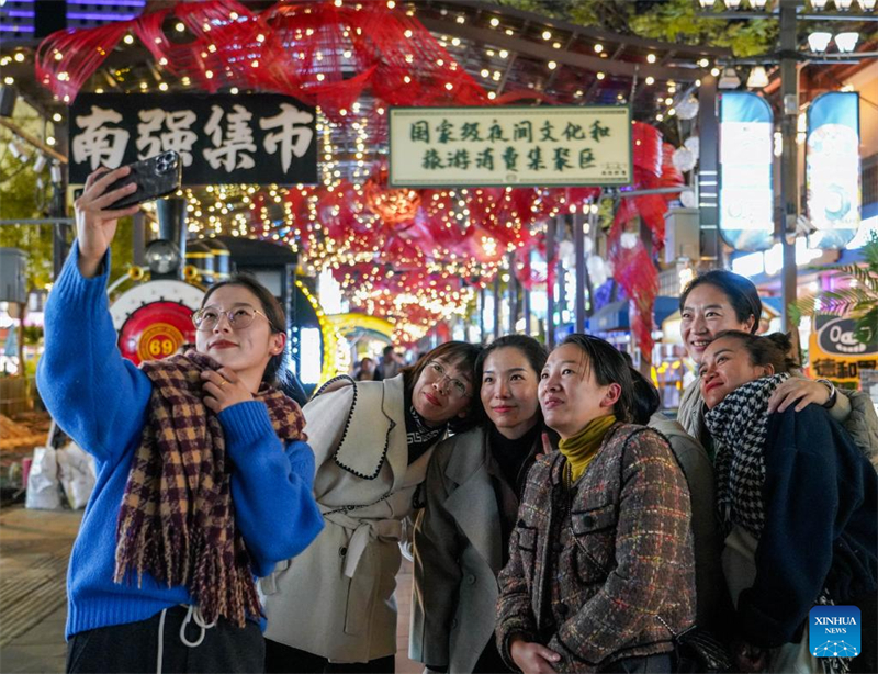 Η π?λη Κουνμ?νγκ στην επαρχ?α Γιουν?ν, εντε?νει τι? προσπ?θει?? τη? για την αν?πτυξη τη? νυχτεριν?? οικονομ?α?