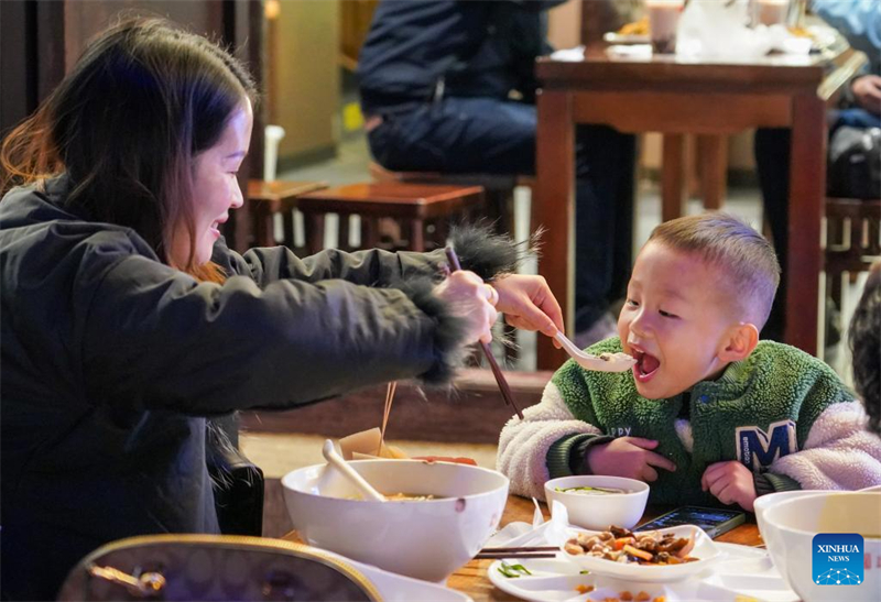 Η π?λη Κουνμ?νγκ στην επαρχ?α Γιουν?ν, εντε?νει τι? προσπ?θει?? τη? για την αν?πτυξη τη? νυχτεριν?? οικονομ?α?