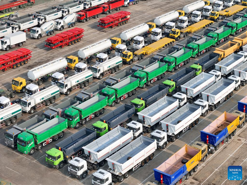 Φορτηγ? οχ?ματα περιμ?νουν να φορτωθο?ν στο λιμ?νι Yantai στην επαρχ?α Shandong τη? ανατολικ?? Κ?να?, 10 Δεκεμβρ?ου 2024. (Φωτογραφ?α / Xinhua)