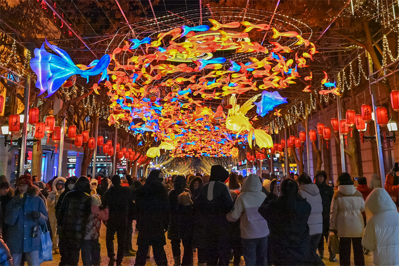 Η ?νυχτεριν? οικονομ?α? τη? Κεντρικ?? Οδο? στην π?λη Χαρμπ?ν ανθε?