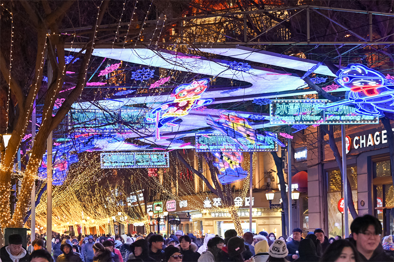 Η ?νυχτεριν? οικονομ?α? τη? Κεντρικ?? Οδο? στην π?λη Χαρμπ?ν ανθε?