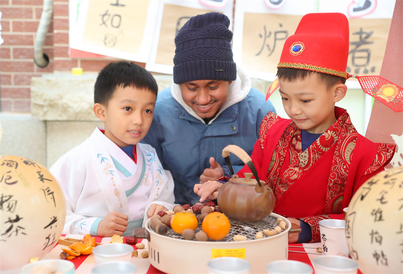 Οι ξ?νοι φοιτητ?? βι?νουν την κινεζικ? παραδοσιακ? κουλτο?ρα
