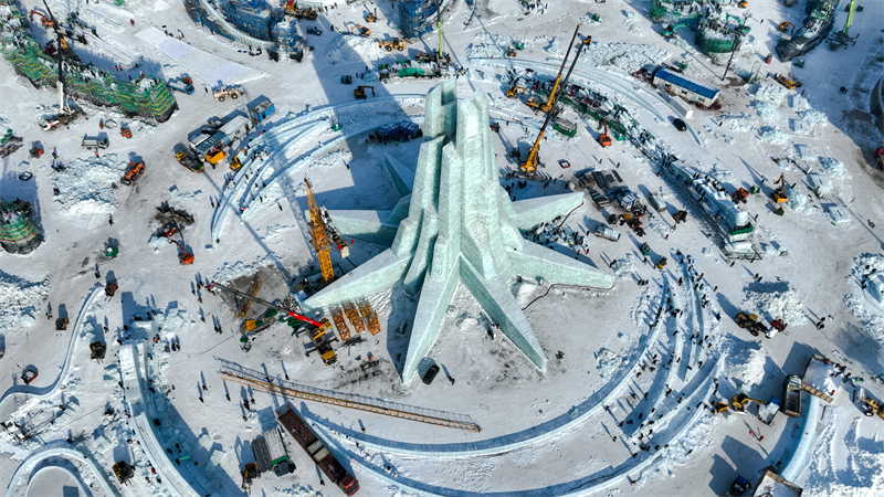 Η κατασκευ? του “Κ?σμου του π?γου και του χιονιο?” στην π?λη Χαρμπ?ν επιταχ?νεται