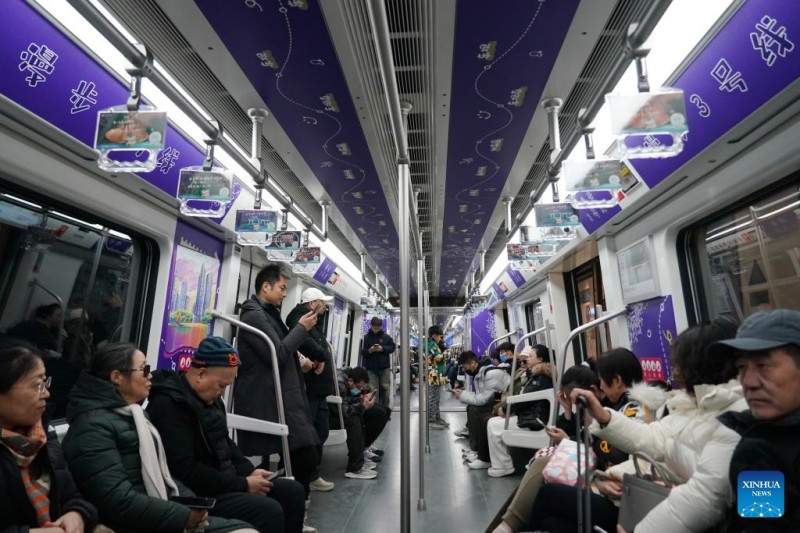 Επιβ?τε? στο συρμ? τη? ν?α? γραμμ?? ν.3 στο Πεκ?νο την πρωτε?ουσα τη? Κ?να, 15/12/2024. 