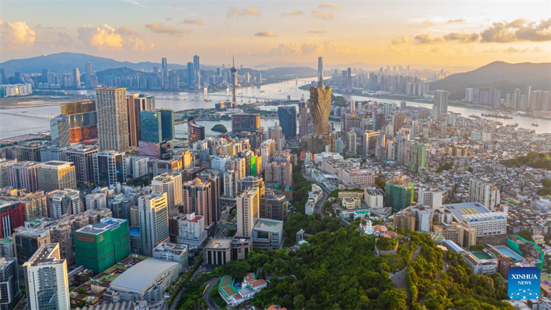 Φωτογραφ?α απ? drone που τραβ?χτηκε στι? 8 Ιουλ?ου 2024 δε?χνει μια ?ποψη του Μακ?ο καθ?? και του Χενγκτσ?ν και τη? Ζουχ?ι τη? Γκουανγκντ?νγκ στη ν?τια Κ?να. (Φωτογραφ?α / Xinhua)