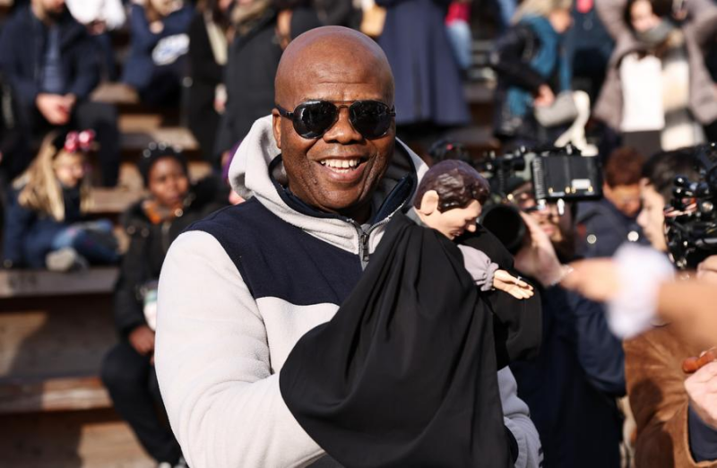 Κινεζικ? κουκλοθ?ατρο μπροστ? απ? την Παναγ?α των Παρισ?ων