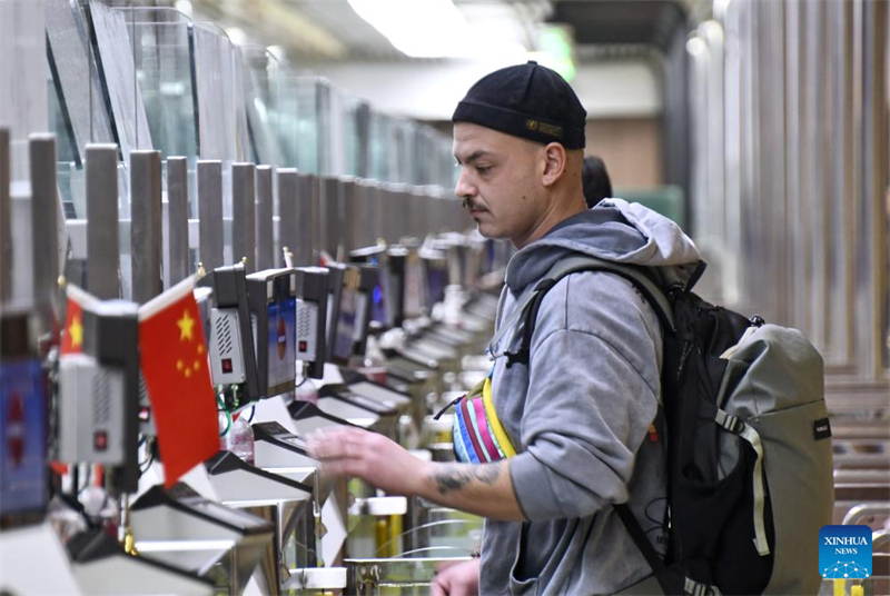 Τουρ?στα? περν? απ? το τελωνε?ο στο Διεθν?? Αεροδρ?μιο Πεκ?νου Ντ?ξινγκ στην πρωτε?ουσα τη? Κ?να?, 27 Δεκεμβρ?ου 2024. (Φωτογραφ?α / Xinhua)