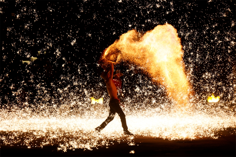 Στην π?λη Λονγκν?ν τα πρωτ?τυπα, πολ?χρωμα πυροτεχν?ματα καλωσορ?ζουν το ν?ο ?το?