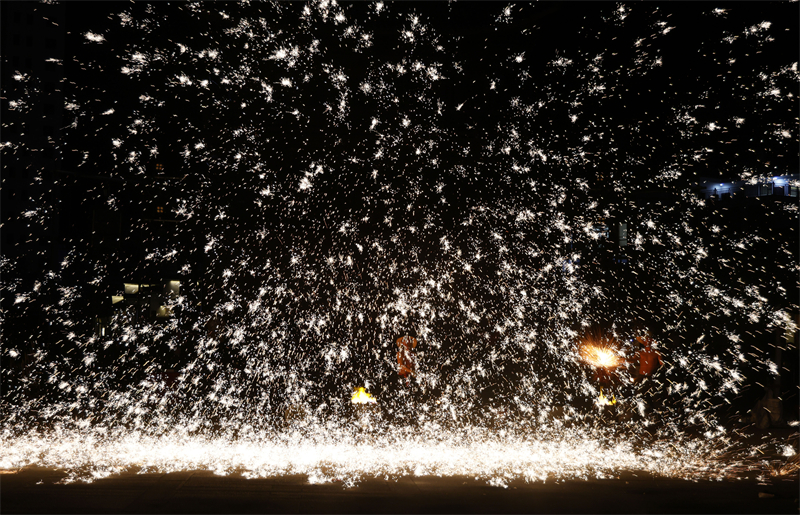 Στην π?λη Λονγκν?ν τα πρωτ?τυπα, πολ?χρωμα πυροτεχν?ματα καλωσορ?ζουν το ν?ο ?το?