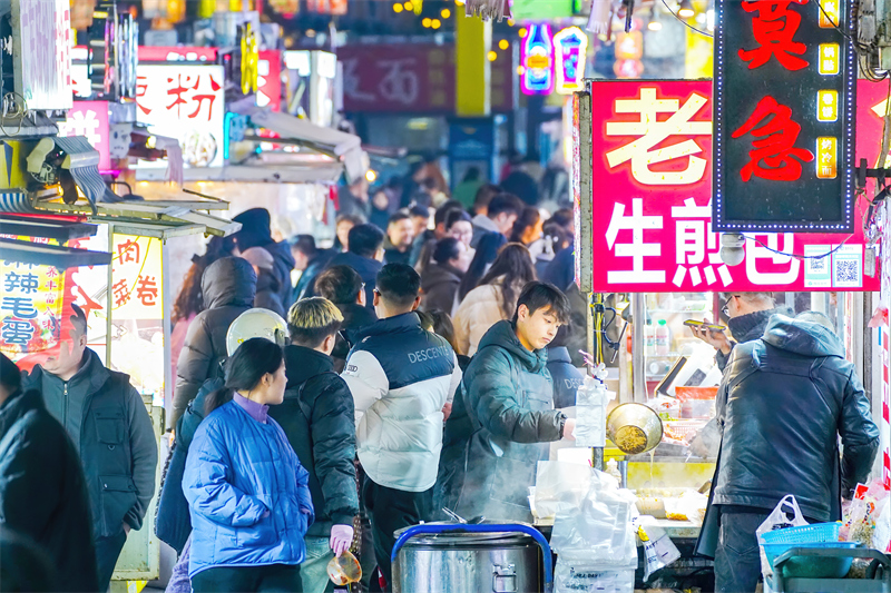 Στην π?λη Σουτσι?ν η ?Νυχτεριν? οικονομ?α? απελευθερ?νει ν?α ζωτικ?τητα