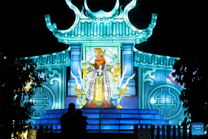 Φωτογραφ?α με επισκ?πτε? στην ?κθεση κινεζικ?ν φαναρι?ν σε ?να π?ρκο στη Ρ?μη, Ιταλ?α, στι? 6 Ιανουαρ?ου 2025. (Φωτογραφ?α / Xinhua)