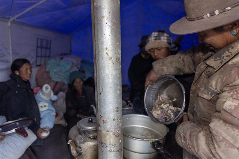 Οι κ?τοικοι που επλ?γησαν απ? τον σεισμ? μαγειρε?ουν δε?πνο σε μια σκην? σε ?να χωρι? στη Σιγκ?τζε, στην Αυτ?νομη Περιοχ? του Θιβ?τ στη νοτιοδυτικ? Κ?να, στι? 7 Ιανουαρ?ου 2025. (Φωτογραφ?α / Xinhua)