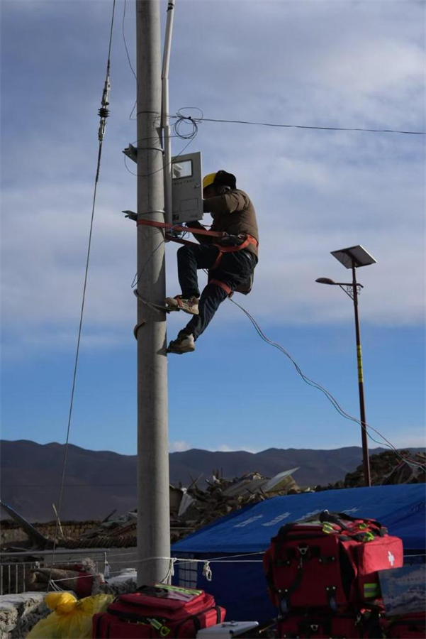 Το προσωπικο? επισκευ?ζει ηλεκτρικ?? εγκαταστ?σει? σε ?να χωρι? στην Επαρχ?α Ντινγκρ?, στη Σιγκ?τζε, στην Αυτ?νομη Περιοχ? του Θιβ?τ στη νοτιοδυτικ? Κ?να, στι? 7 Ιανουαρ?ου 2025. (Φωτογραφ?α / Xinhua)