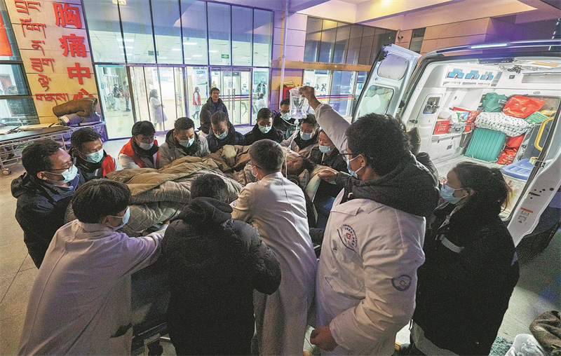 Μ?λη υγειονομικ?ν ομ?δων παραλαμβ?νουν και περιθ?λπουν τραυματ?ε? επιζ?ντε? στο Νοσοκομε?ο Λαο? Σιγκ?τσε νωρ?? το πρω? τη? Τετ?ρτη? 8/1/2025. Φωτογραφ?α: Xinhua