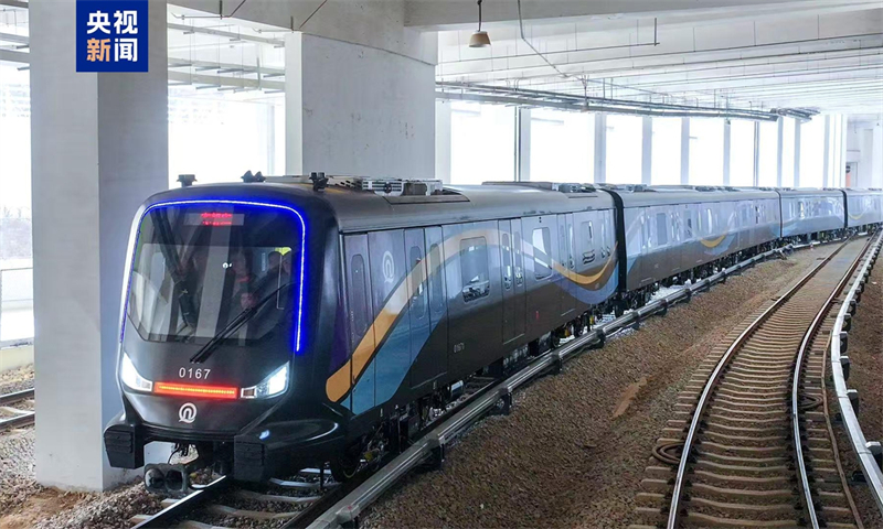 Ο πρ?το? συρμ?? παγκοσμ?ω? βασισμ?νο? στη χρ?ση ανθρακονημ?των. Φωτογραφ?α: CCTV