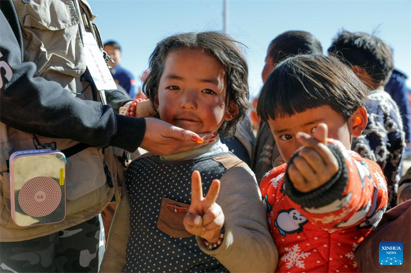 Παιδοψυχολ?γοι υποστηρ?ζουν του? σεισμ?πληκτου? τη? Σιζ?νγκ (Θιβ?τ)