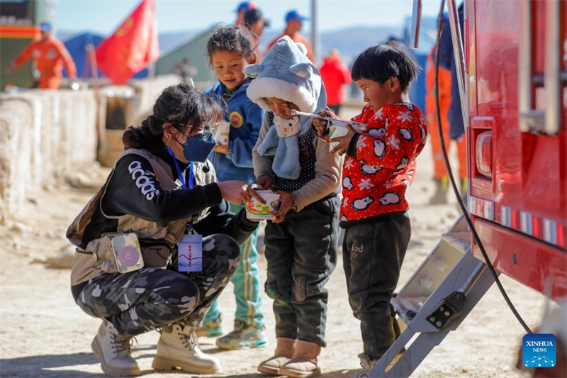 Παιδοψυχολ?γοι υποστηρ?ζουν του? σεισμ?πληκτου? τη? Σιζ?νγκ (Θιβ?τ)