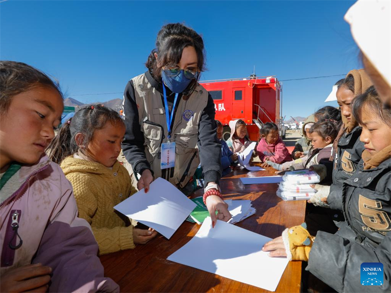 Παιδοψυχολ?γοι υποστηρ?ζουν του? σεισμ?πληκτου? τη? Σιζ?νγκ (Θιβ?τ)