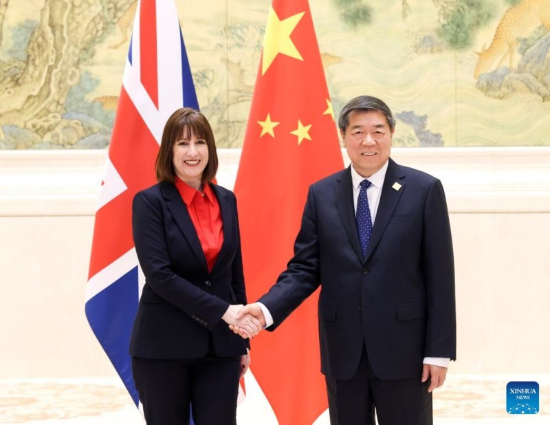 Ο Αντιπρ?εδρο? τη? Κινεζικ?? Κυβ?ρνηση? Χε Λιφ?νγκ και η Υπουργ?? Οικονομικ?ν του Ηνωμ?νου Βασιλε?ου Ρ?ιτσελ Ριβ?, οι οπο?οι ηγ?θηκαν του 11ου Οικονομικο? και Χρηματοπιστωτικο? Διαλ?γου Κ?να?-Ηνωμ?νου Βασιλε?ου, συνπροεδρε?ουν του διαλ?γου στο Πεκ?νο, πρωτε?ουσα τη? Κ?να?, στι? 11 Ιανουαρ?ου 2025.