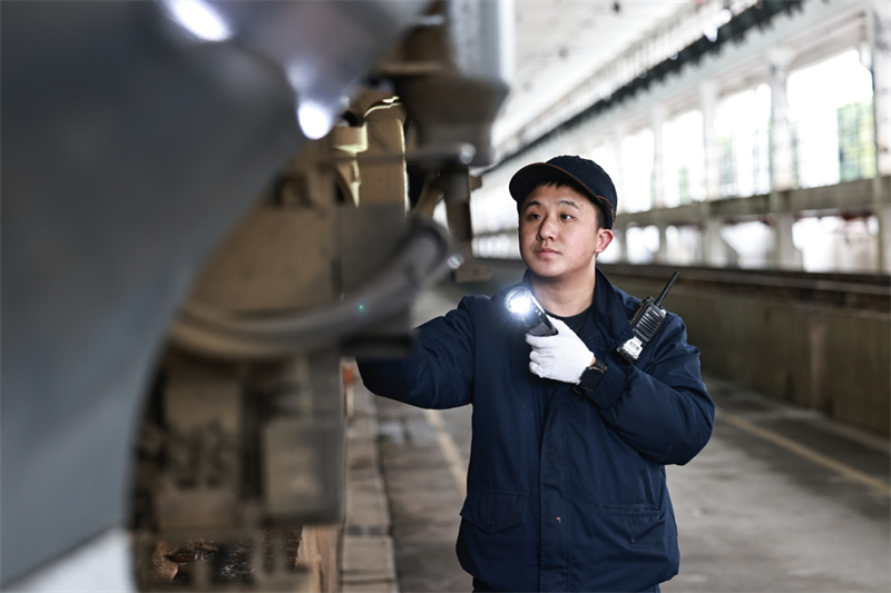 Συντηρητ?? ελ?γχει ?να απ? τα τρ?να υψηλ?? ταχ?τητα? Fuxing στο Τσονγκτσ?νγκ στι? 9 Ιανουαρ?ου 2025. Πηγη: ChinaDaily