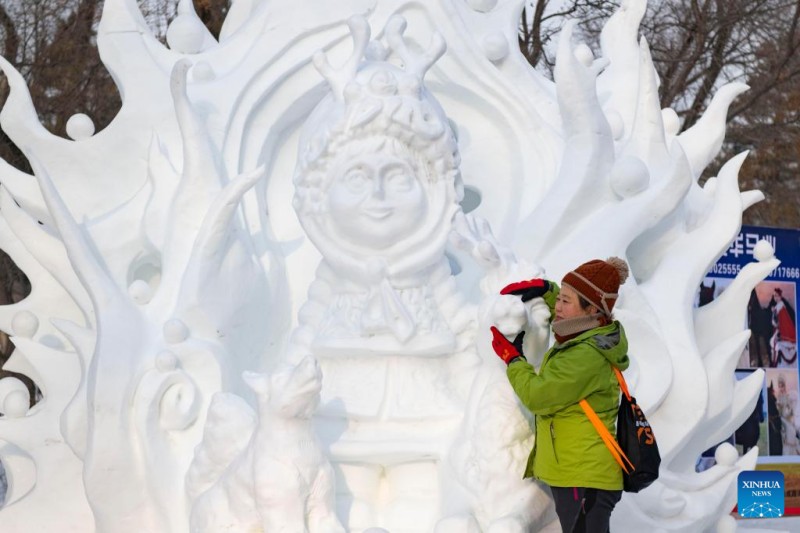 Μ?α τουρ?στρια ποζ?ρει για φωτογραφ?ε? δ?πλα σε γλυπτ? απ? χι?νι στο π?ρκο τη? Διεθνο?? ?κθεση? Γλυπτικ?? χιονιο? στο νησ? του ?λιου(Sun Island) στο Χαρμπ?ν, στην επαρχ?α Χε?λονγκτζι?νγκ τη? βορειοανατολικ?? Κ?να?, στι? 13 Ιανουαρ?ου 2025.