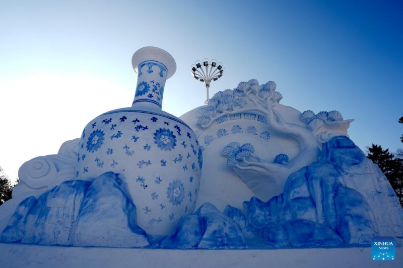 Μαγνητ?ζουν του? επισκ?πτε? τα γλυπτ? απ? χι?νι στο Χαρμπ?ν