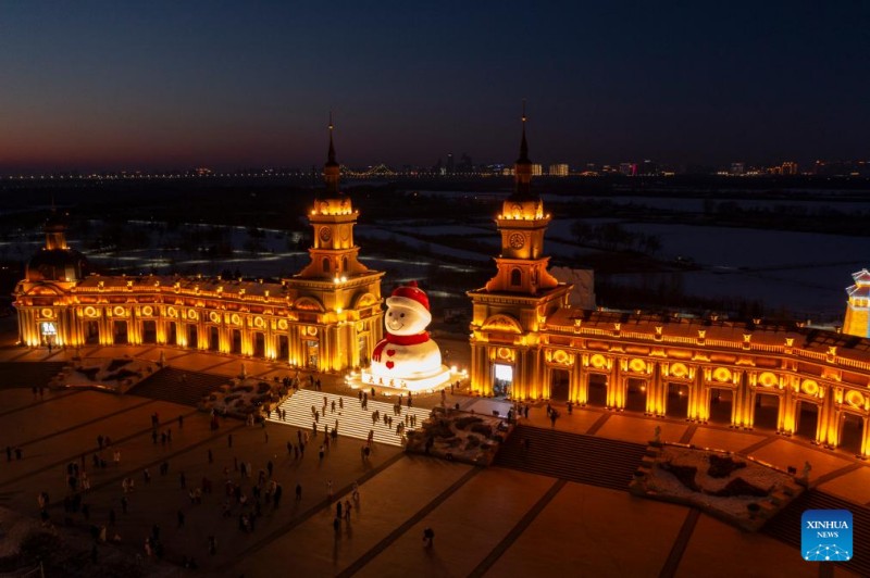 Μαγνητ?ζουν του? επισκ?πτε? τα γλυπτ? απ? χι?νι στο Χαρμπ?ν