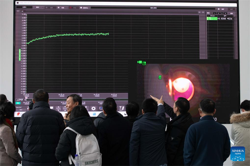 Οι ερευνητ?? ενημερ?νονται για τη λειτουργ?α κατ?σταση τη? γραμμικ?? γενν?τρια? πλ?σματο? μ?σω οθ?νη? στην Χεφ?ι, στην επαρχ?α Ανχο?ι τη? ανατολικ?? Κ?να?, στι? 14 Ιανουαρ?ου 2025. (Φωτογραφ?α / Xinhua)