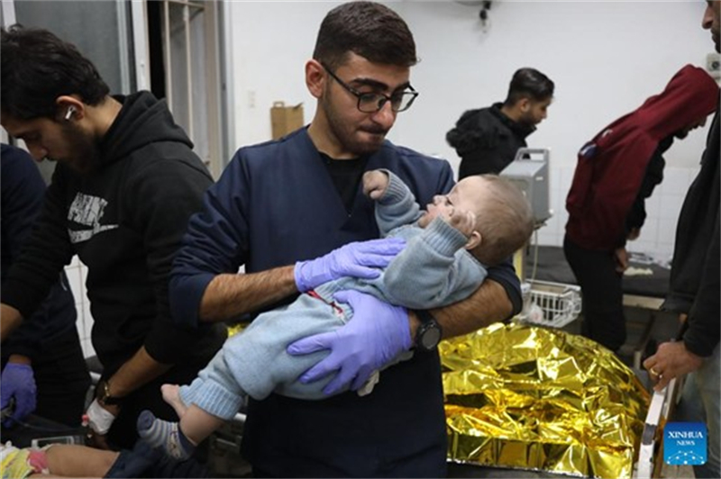 Τραυματισμ?νο παιδ? στα χ?ρια εν?? γιατρο? σε νοσοκομε?ο τη? Γ?ζα μετ? απ? αεροπορικ? επιδρομ? του Ισρα?λ, στι? 15 Ιανουαρ?ου 2025. Φωτογραφ?α: Xinhua