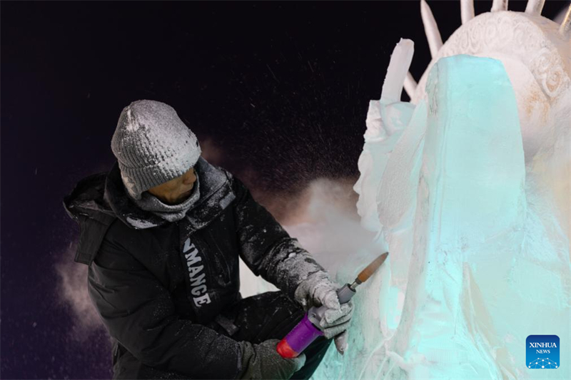 Διαγωνιζ?μενο? εργ?ζεται π?νω σε ?να γλυπτ? απ? π?γο κατ? τη δι?ρκεια του πρ?του Διαγωνισμο? Επαγγελματικο? Σκαλ?σματο? Π?γου τη? Χειλονγκτζι?νγκ στο Harbin Ice-Snow World, στην π?λη Χαρμπ?ν τη? β?ρεια? Κ?να?, στι? 15 Ιανουαρ?ου 2025. (Φωτογραφ?α / Xinhua)