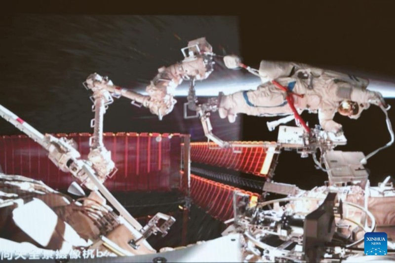 Εικ?να απ? το Κ?ντρο Ελ?γχου Διαστ?ματο? του Πεκ?νου στι? 20 Ιανουαρ?ου 2025 δε?χνει τον αστρονα?τη του Σενζο?-19, Σονγκ Λινγκντ?νγκ, να εκτελε? εξωτερικ??  δραστηρι?τητε? εκτ?? του κινεζικο? διαστημικ? σταθμ?.