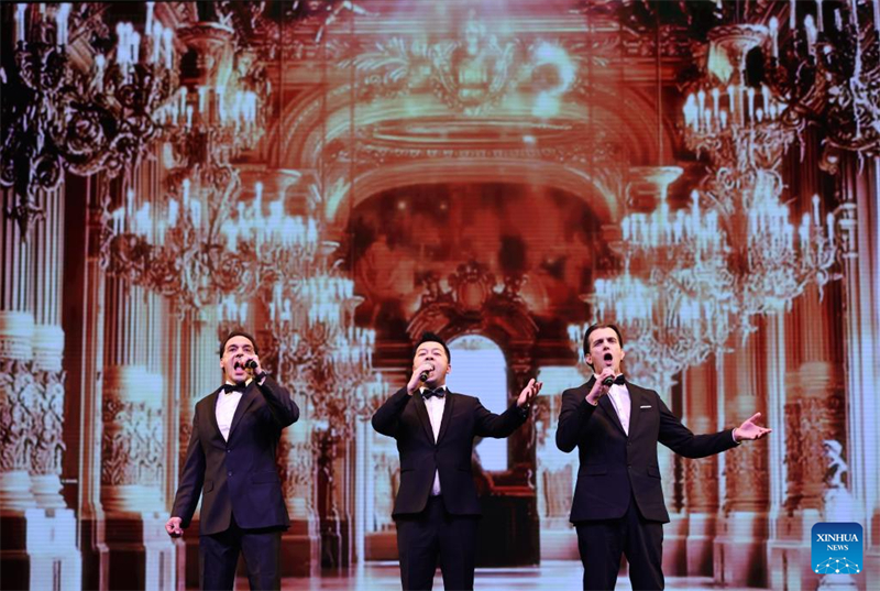 Καλλιτ?χνε? τη? ?περα? του Παρισιο? ερμ?νευσαν το "Nessun Dorma" του Puccini κατ? τη δι?ρκεια τη? Γιορτ?? του Εαρινο? Φεστιβ?λ 2025 για τον εορτασμ? του Κινεζικο? Ν?ου ?του? στο Παρ?σι, Γαλλ?α, στι? 20 Ιανουαρ?ου 2025. (Φωτογραφ?α / Xinhua)